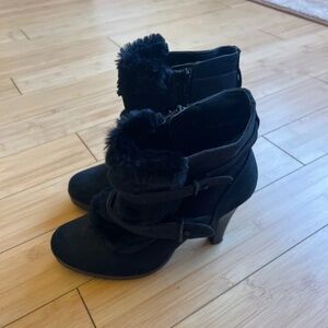 Elegant Black Heeled Boots with Fur Accent